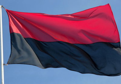 Боєць ЗСУ встановив червоно-чорний прапор біля позицій окупантів на Донбасі