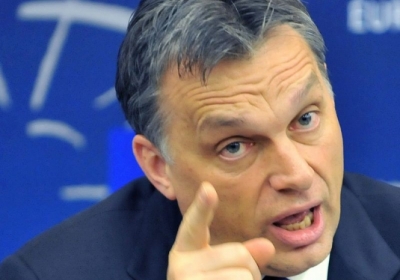 Мигранты не стучат нам в двери, они их выбивают – премьер Венгрии
