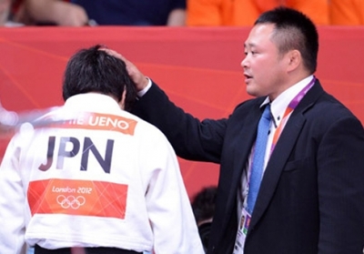 Тренер олімпійської збірної Японії бив дзюдоїсток бамбуковим мечем