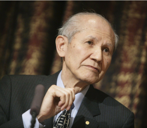 В Японии скончался лауреат Нобелевской премии по химии, который пережил ядерную бомбардировку Нагасаки