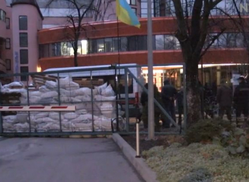 Люди в балаклавах заблокировали редакцию телеканала NewsOne в Киеве