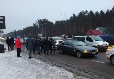 Активісти частково заблокували в'їзди до Києва: палять шини