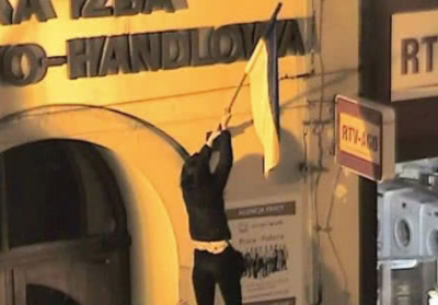 В Польше молодых людей, которые топтали ногами флаг Украины, обязали выплатить штраф