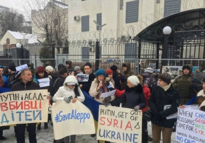 У Києві мітингують під посольством Росії, закликаючи припинити бомбардування Алеппо