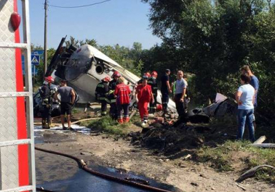 В Тернополе перевернулся бензовоз: водитель погиб, еще двое пострадали