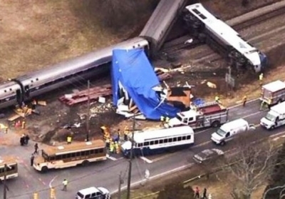 В США в результате столкновения грузовика с пассажирским поездом пострадали 55 человек, - видео