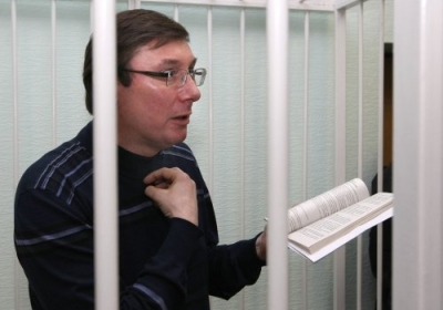 Луценко читає навіть у "клітці". Фото: tsn.ua