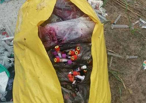 В лесу в Киевской области обнаружили незаконную свалку медицинских отходов