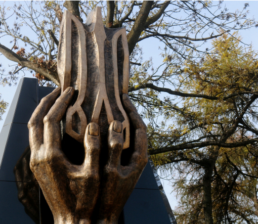 У Львові місцева і обласна влада встановили два пам'ятники ЗУНР за 450 метрів один від одного