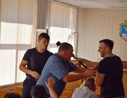 У Миколаєві депутат зламав руку іншому депутатові через журналіста районного видання