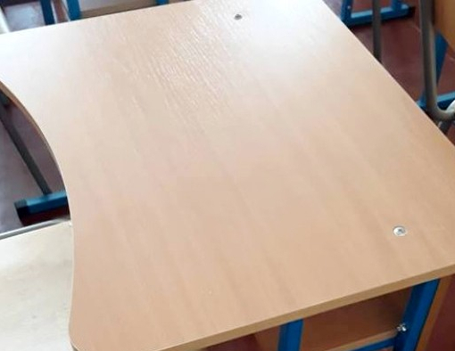Чтобы выполнить требования Минобразования, в школах Одесщины пилят двухместные парты
