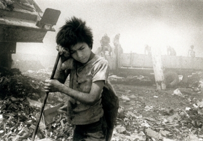 Гватемала, Гватемала. Десятки кинутих дітей живуть і працюють на величезному міському звалищі, збираючи і здаючи все, що піддається переробці - металобрухт, скло, папір. Більшість з них нюхає клей. Фото: Fernando Moleres