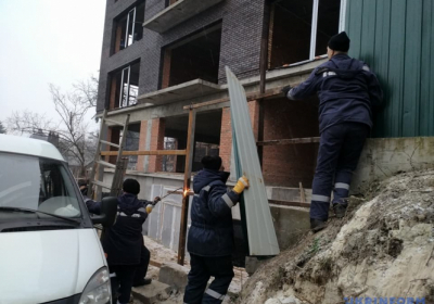 У Києві демонтували паркан навколо незаконної забудови на Печерську