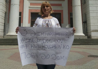 Мати Кольченка вийшла на одиночний пікет в Криму, щоб привітати Сенцова