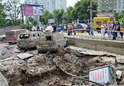 В Киеве прорыв трубы с горячей водой сильно повредил дом и несколько автомобилей, - ФОТО