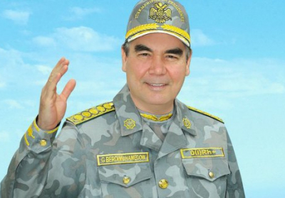 Президент Туркменістану показав військовим, як стріляти по мішенях на велосипеді