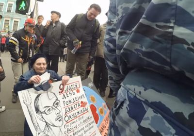 В Росії розлючений натовп накинувся на пенсіонерку, яка вийшла з плакатом проти війни на Донбасі