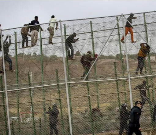 Сотни мигрантов штурмовали испанский анклав в Северной Африке: один человек погиб
