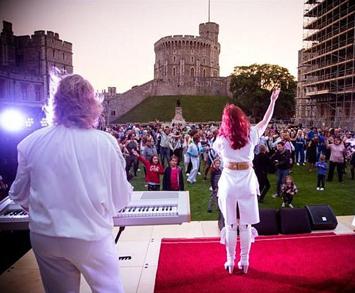 В замке британских монархов устроили вечеринку на полтысячи человек под песни ABBA