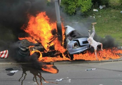 Жуткая ДТП в Киеве: водитель чудом выпрыгнул из горящего автомобиля - ВИДЕО