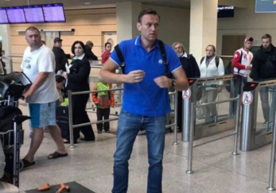 Навального атакували сосисками в московському аеропорту