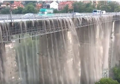 У Кам'янці-Подільському злива перетворила міст на водоспад, - ВІДЕО
