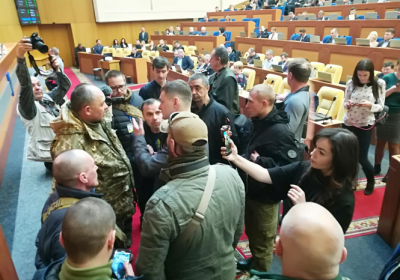 В Запорожском облсовете ветераны АТО подрались с полицейскими