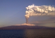 На Сицилии началось извержение вулкана Этна: над островом частично закрыли воздушное пространство