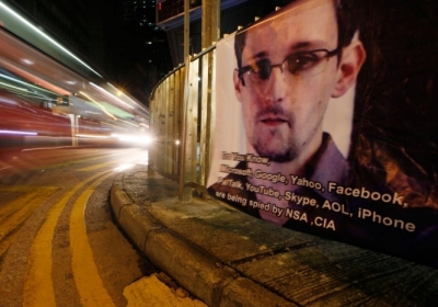 Батько Сноудена подав документи на візу до Росії