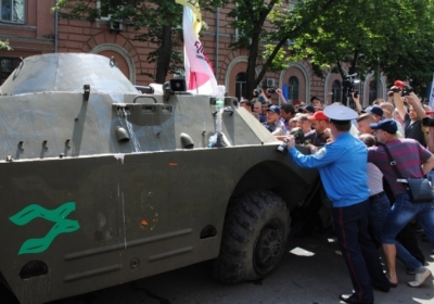 Міністр МВС: броньовик їхав за джипом Турчинова 