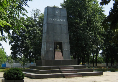 У Подільську на Одещині декомунізували пам'ятник Котовському 