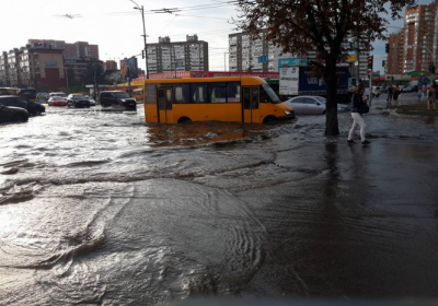 У Києві злива затопила вулиці, - ФОТО