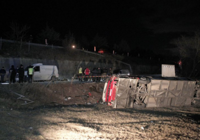 У Північній Македонії перекинувся автобус, 14 людей загинули