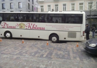 В центре Киева туристический автобус провалился в яму