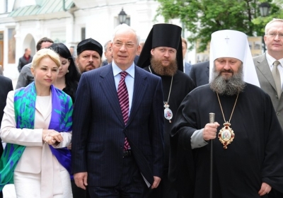 Українська влада славиться релігійністю. Фото: azarov.ua