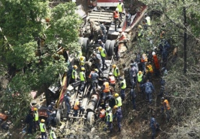 В Непале автобус упал в реку со стометровой высоты: 21 погибший