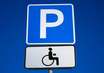 За безпідставне паркування на місцях для водіїв з інвалідністю будуть штрафувати
