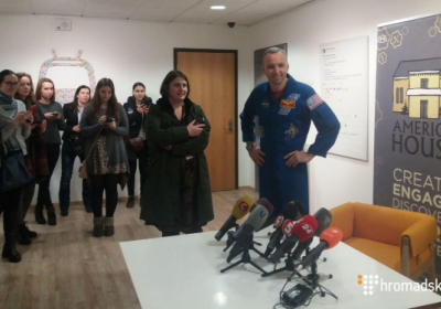Астронавт США передасть Житомиру прапор України, який він розгорнув на МКС
