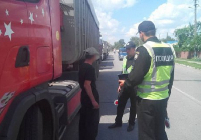 У Чернігівській області поліція виявила вантажівку з 19 тонн львівського сміття