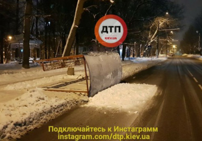 У Києві обвалилася зупинка громадського транспорту

