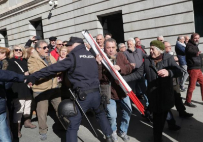 В Мадриде пенсионеры-протестующие заблокировали вход в парламент