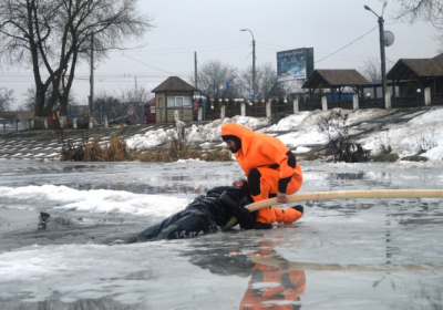 На Запорожье 3 детей провалились под лед и утонули