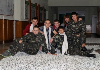 Львовские школьники плетут маскировочные сетки для военных из зоны АТО