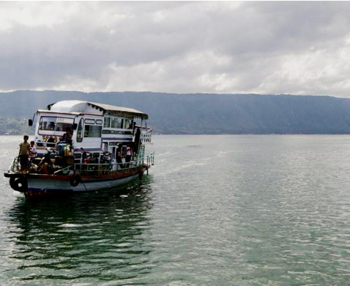 В індонезійському озері затонув пором із 80 пасажирами