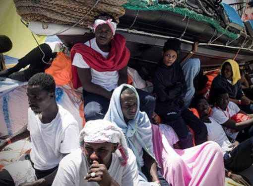 Испания согласилась принять судно с беженцами,которое не впустили Италия и Мальта