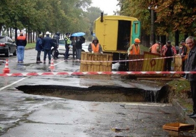 У Києві від дощу на дорозі утворилась 7-метрова яма (фото)