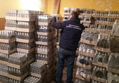 Поліція ліквідувала у Львівській та Чернівецькій областях цехи з фальсифікатом алкоголю і сигарет