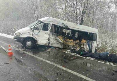 На Харьковщине микроавтобус столкнулся с грузовиком: есть погибшие