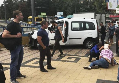 В Киеве две машины столкнулись и сбили четырех пешеходов: один погибший