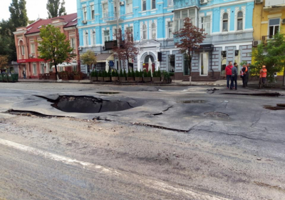 На вулиці Антоновича в Києві після дощу провалився асфальт